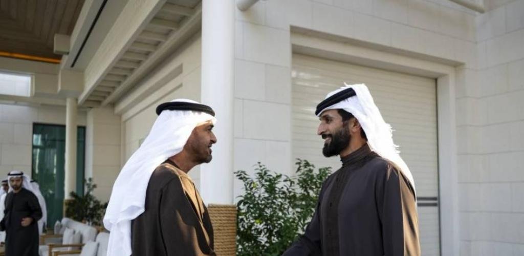 الامارات الان | محمد بن زايد يبحث مع مستشار الأمن الوطني البحريني العلاقات الأخوية (فيديو) | عيون الجزيرة الامارات