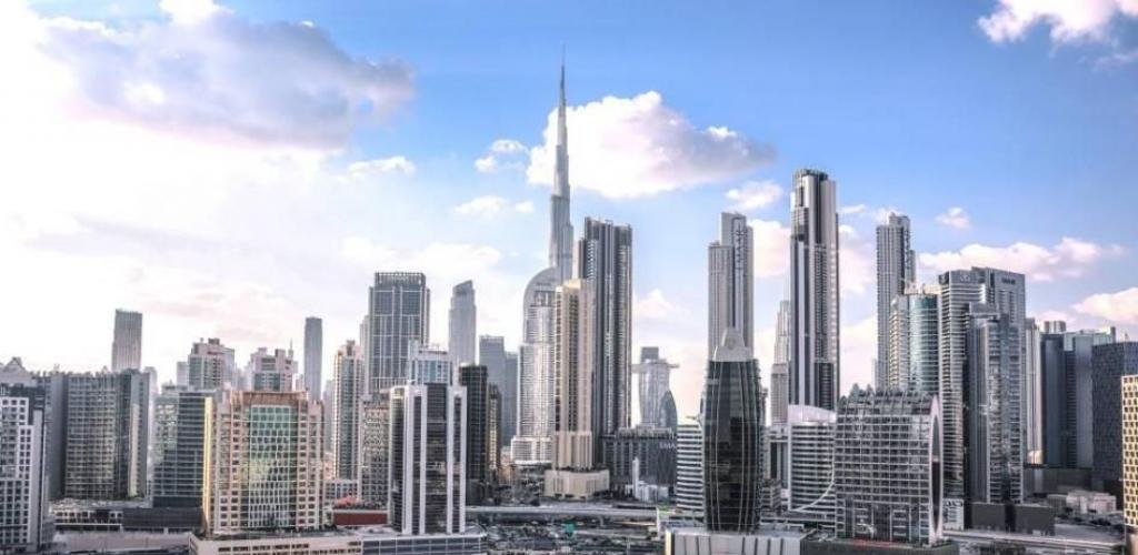 الامارات الان | سقوط شظايا طائرات مُسيّرة عقب اعتراضها من الدفاعات الجوية في دبي | عيون الجزيرة الامارات