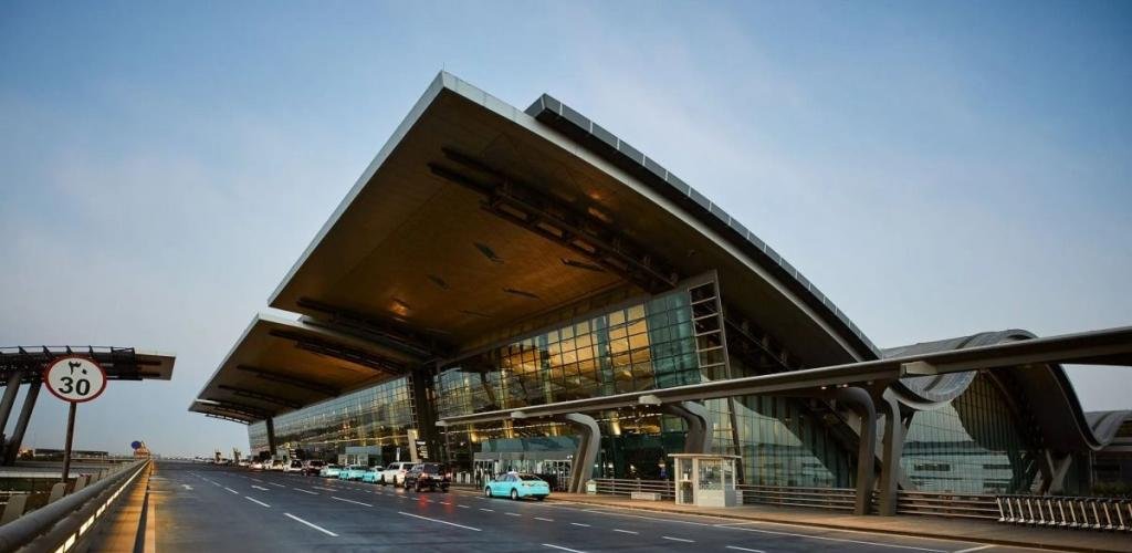 أخبار قطر | مطار حمد: نذكر المسافرين بعدم التوجه للمطار حتى إشعار آخر ومتابعة حالة رحلاتهم مع شركات الطيران | عيون الجزيرة قطر