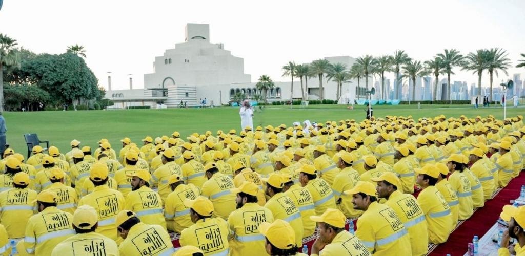 أخبار قطر | برنامج وعظي على مائدة إفطار لعمال النظافة | عيون الجزيرة قطر
