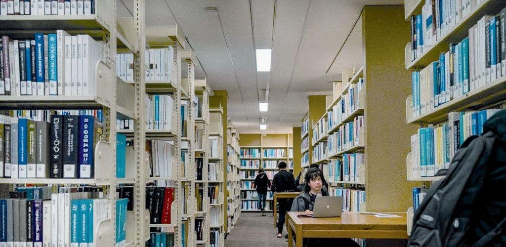 أخبار قطر | طلاب جامعيون يتخوفون من ضياع مشوارهم التعليمي | عيون الجزيرة قطر