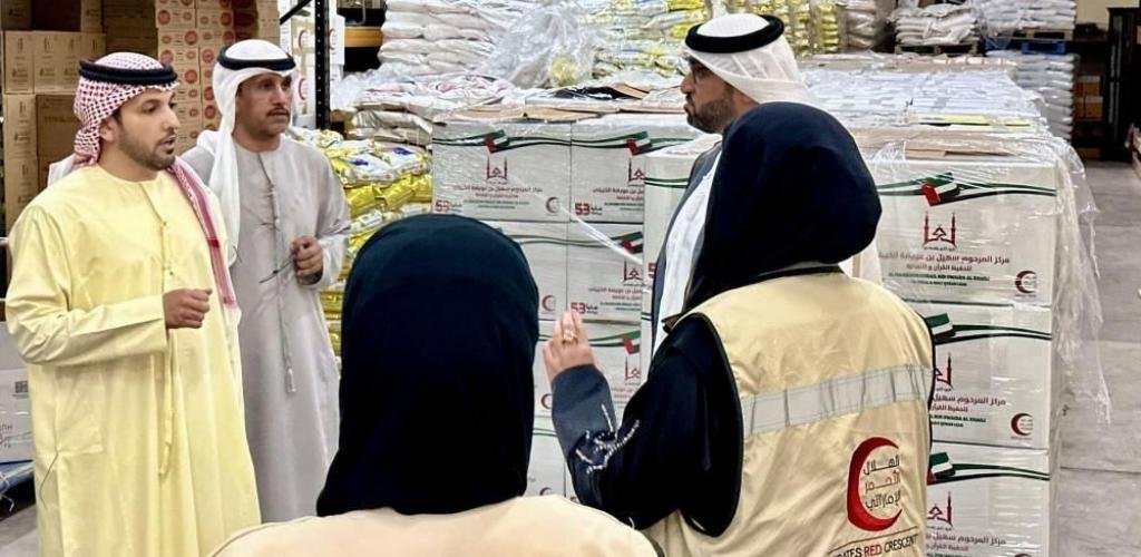 الامارات الان | «الهلال الأحمر» في العين يتسلّم 2000 طرد غذائي من مركز سهيل بن عويضة الخييلي | عيون الجزيرة الامارات