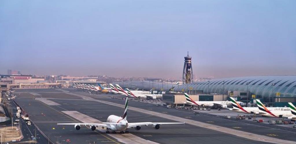 الامارات الان | سقوط طائرتين مُسيرتين في محيط مطار دبي الدولي | عيون الجزيرة الامارات