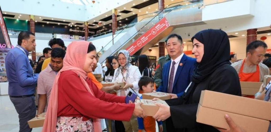 الامارات الان | توزيع 10 آلاف وجبة إفطار في السوق الصيني | عيون الجزيرة الامارات