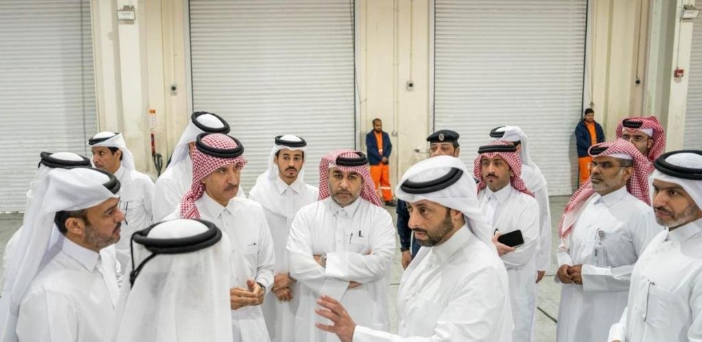 أخبار قطر | وزير البلدية يتفقد إدارة الجمارك البرية بمنفذ أبو سمرة لمتابعة تدقيق شحنات المواد الغذائية | عيون الجزيرة قطر