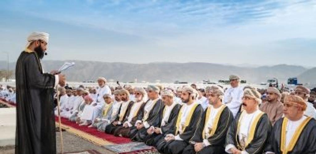 أخبار سلطنة عمان | محافظ الظاهرة يؤدي صلاة عيد الفطر المبارك | عيون الجزيرة الاخبارية عمان