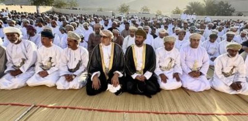 أخبار سلطنة عمان | محافظ شمال الشرقية يؤدي صلاة عيد الفطر السعيد | عيون الجزيرة الاخبارية عمان