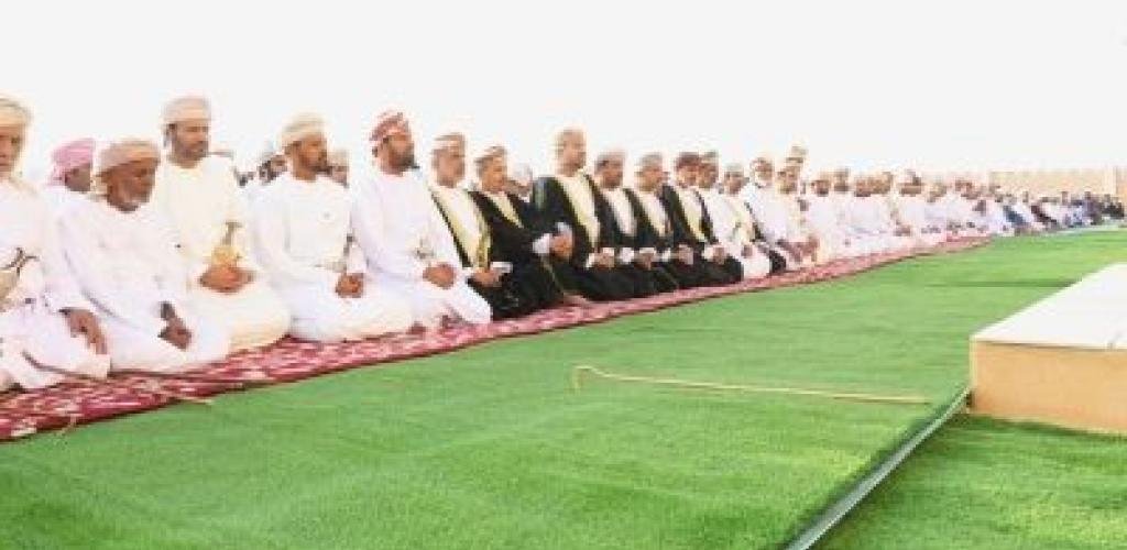 أخبار سلطنة عمان | محافظ الوسطى يؤدي صلاة عيد الفطر المبارك | عيون الجزيرة الاخبارية عمان