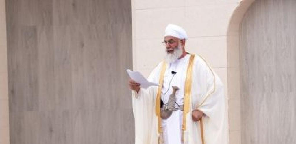 أخبار سلطنة عمان | محافظ جنوب الباطنة يؤدي صلاة عيد الفطر بولاية الرستاق | عيون الجزيرة الاخبارية عمان