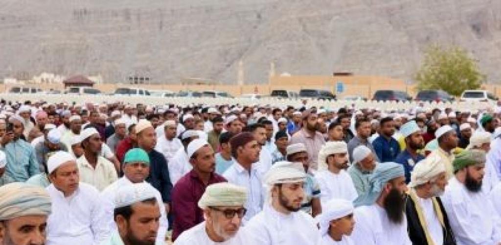 أخبار سلطنة عمان | محافظ مسندم يؤدي صلاة عيد الفطر السعيد | عيون الجزيرة الاخبارية عمان