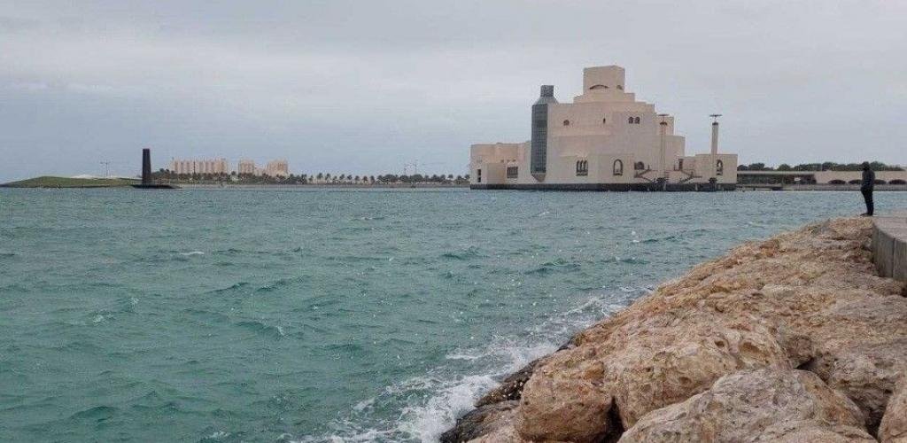 أخبار قطر |  طقس غائم جزئيا في أول أيام عيد الفطر مع فرصة لأمطار متفرقة على الساحل وفي البحر | عيون الجزيرة قطر