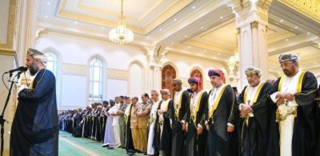 أخبار سلطنة عمان | محافظ ظفار يؤدي صلاة عيد الفطر السعيد | عيون الجزيرة الاخبارية عمان