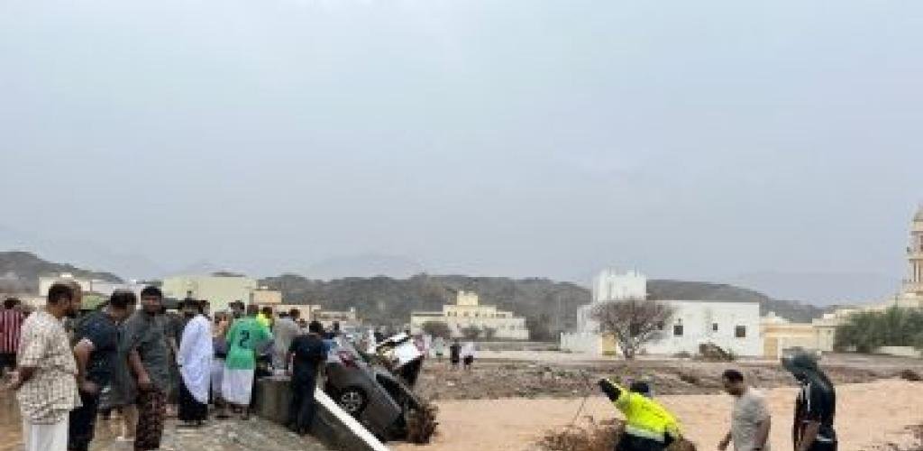 أخبار سلطنة عمان | فرق الدفاع المدني والإسعاف تتعامل مع 18 بلاغًا خلال الأمطار الغزيرة | عيون الجزيرة الاخبارية عمان