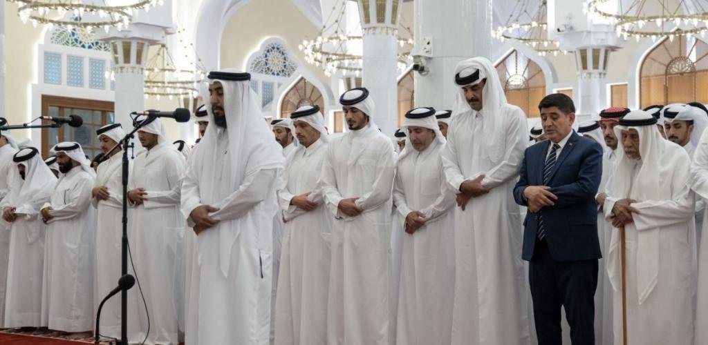 أخبار قطر | سمو الأمير يؤدي صلاة الجنازة على شهداء سقوط مروحية قطرية | عيون الجزيرة قطر
