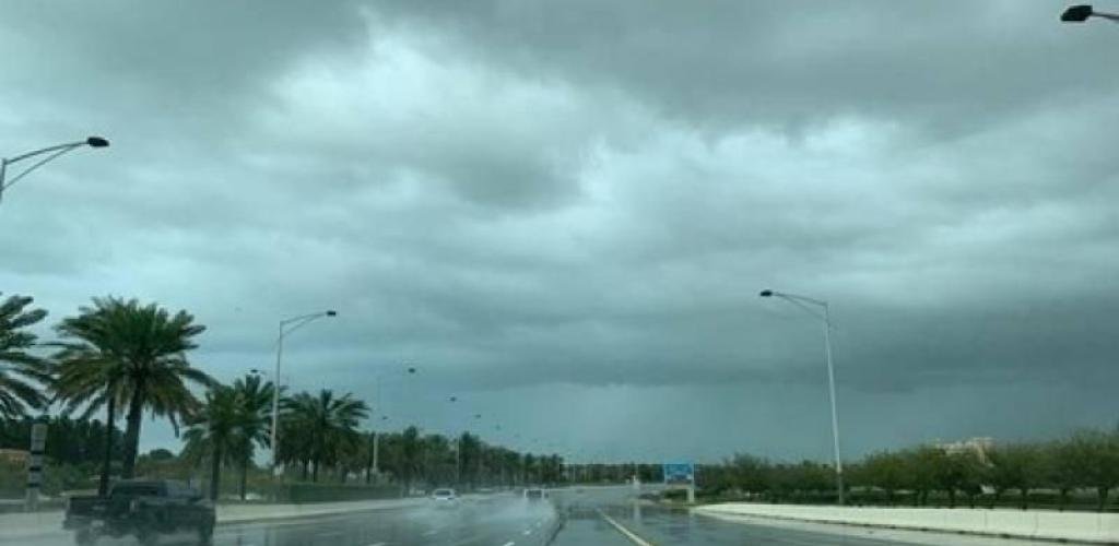 الامارات الان | أبوظبي .. أمطار غزيرة صاحبها برق ورعد وانخفاض الحرارة (فيديو) | عيون الجزيرة الامارات