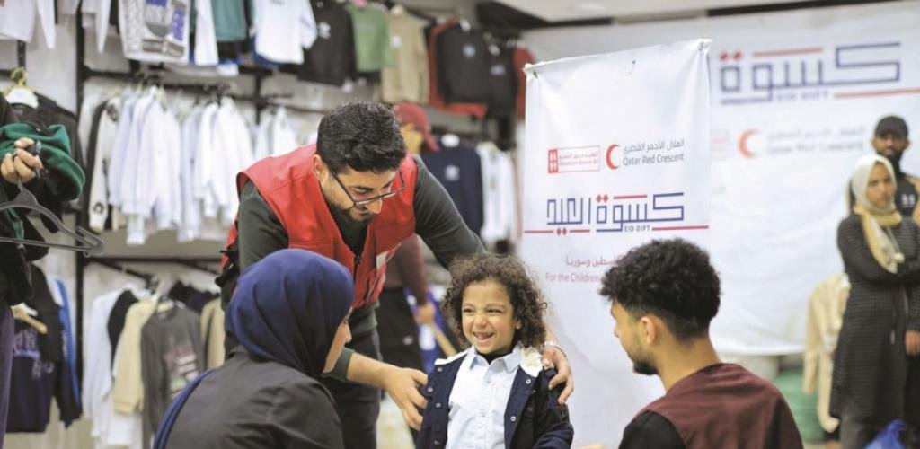 أخبار قطر | «التعليم فوق الجميع» توزع الملابس على أطفال غزة | عيون الجزيرة قطر