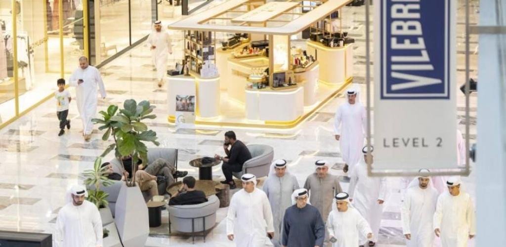 الامارات الان | منصور بن زايد يتجول في «غاليريا مول» بأبوظبي | عيون الجزيرة الامارات