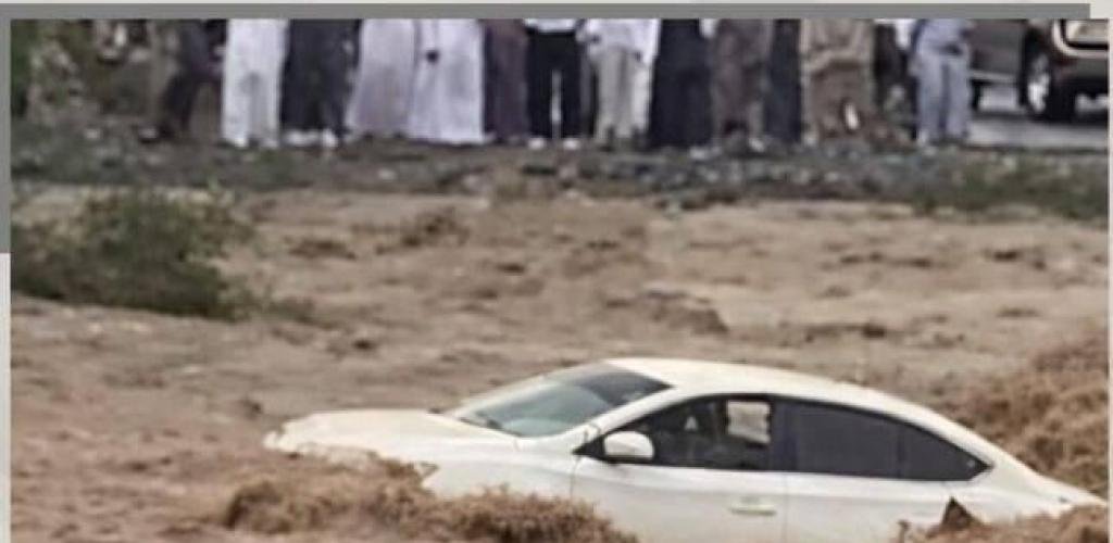 الامارات الان | شرطة الفجيرة: نجاة قائد مركبة قبل انجرافها في أحد الأودية | عيون الجزيرة الامارات