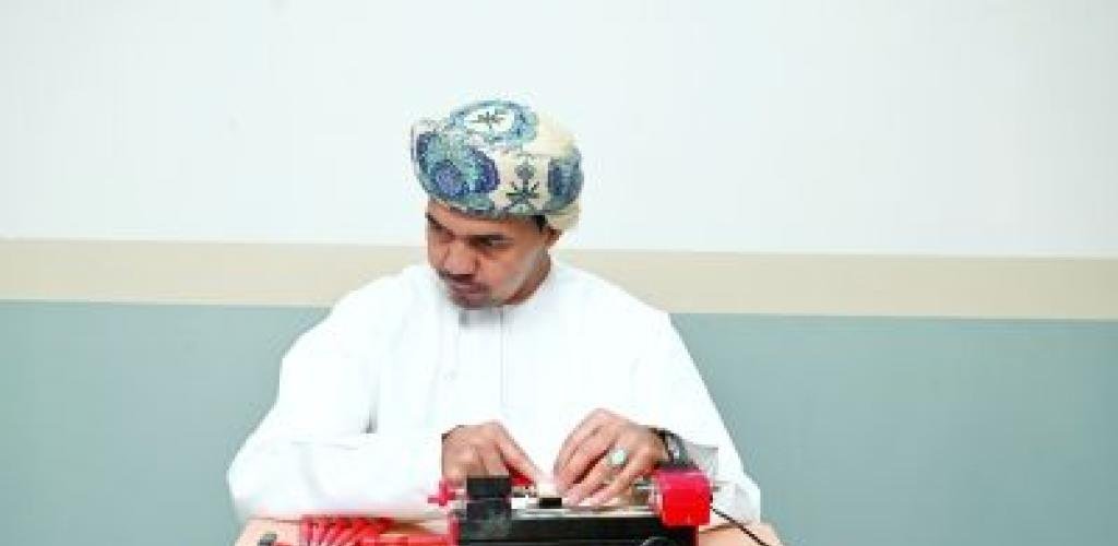 أخبار سلطنة عمان | وليد الهاشمي. .. كفيف يتحدى الظلام ويبدع في النحث على الخشب | عيون الجزيرة الاخبارية عمان