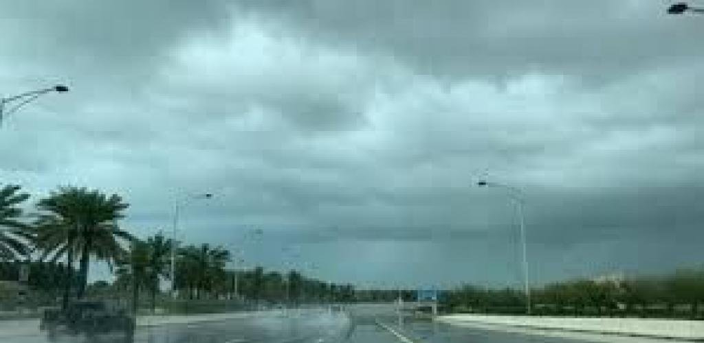 الامارات الان | «الأرصاد»: الموجة الرئيسية من الأمطار الغزيرة وصلت إلى غرب الإمارات | عيون الجزيرة الامارات