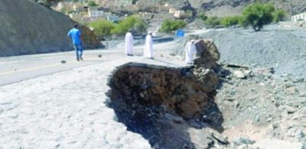 أخبار سلطنة عمان | الوقوف على أضرار الطريق الرابط إلى قرية حلحل بالعوابي | عيون الجزيرة الاخبارية عمان