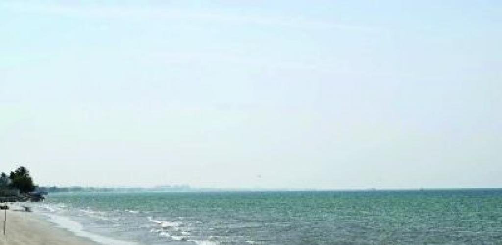 أخبار سلطنة عمان | نشاط رياح وارتفاع أمواج البحر على السواحل العمانية وتحذيرات من تدني الرؤية | عيون الجزيرة الاخبارية عمان