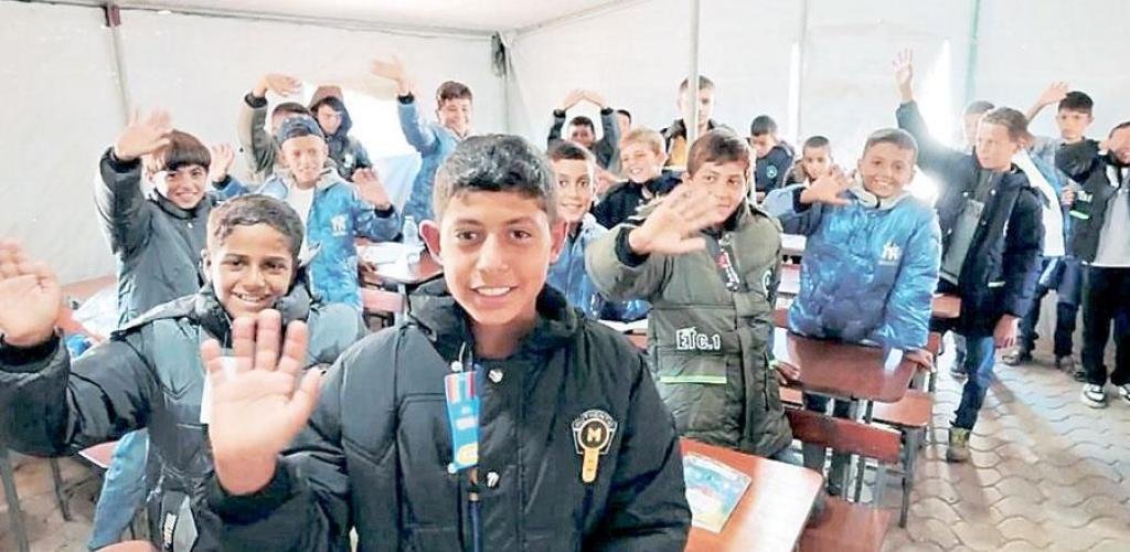 الامارات الان | «الفارس الشهم 3» توزّع 13 ألف طرد إغاثي لأهالي غزة | عيون الجزيرة الامارات