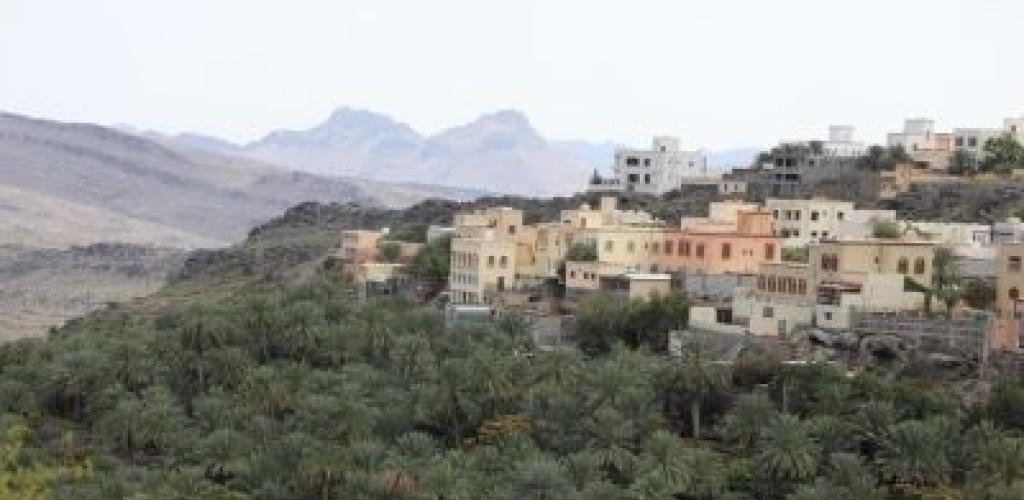 أخبار سلطنة عمان | تدفق الأودية ينعش الحركة السياحية في ولاية الحمراء | عيون الجزيرة الاخبارية عمان