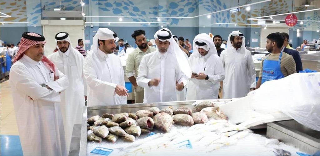 أخبار قطر | وزير البلدية يتفقد عددا من مؤسسات المنتجات الزراعية والسمكية والحيوانية | عيون الجزيرة قطر