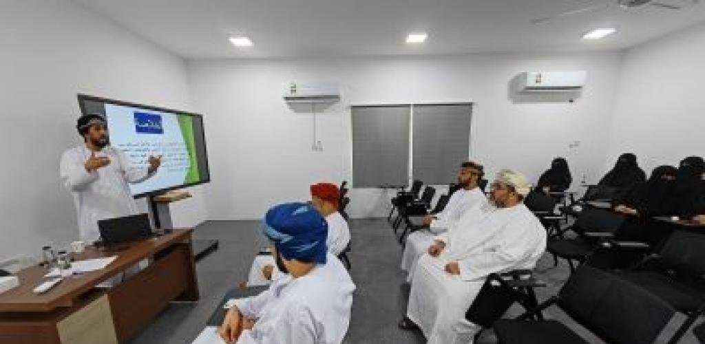 أخبار سلطنة عمان | محاضرة عن القيادة وسيكولوجية إتقان المهارات بمحافظة ظفار | عيون الجزيرة الاخبارية عمان