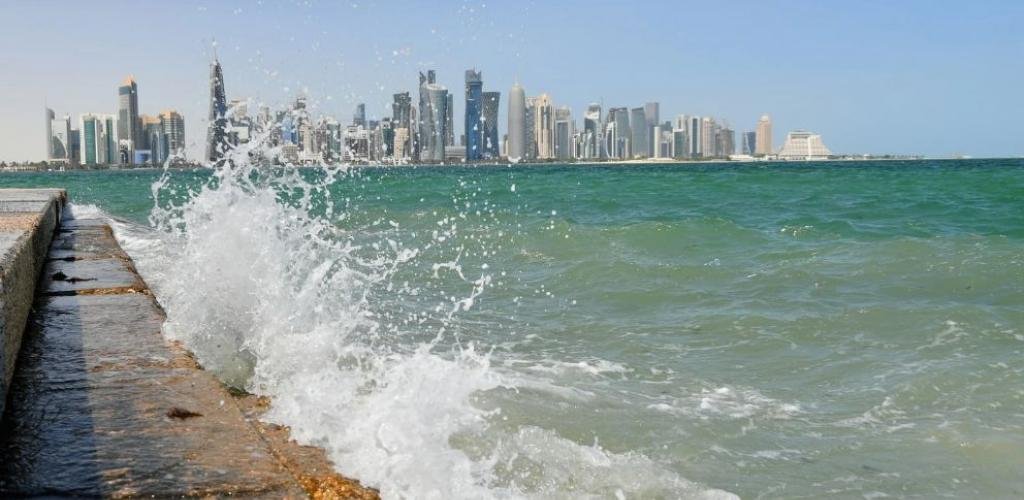 أخبار قطر | الأرصاد الجوية تحذر من رياح قوية وأمواج عالية في عرض البحر الليلة | عيون الجزيرة قطر