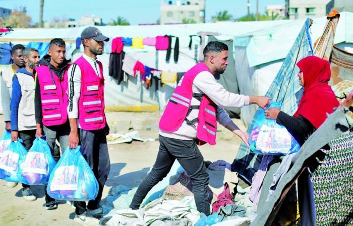 أخبار قطر | الهلال الأحمر يوزع الطرود والوجبات على الصائمين بقطاع غزة | عيون الجزيرة قطر