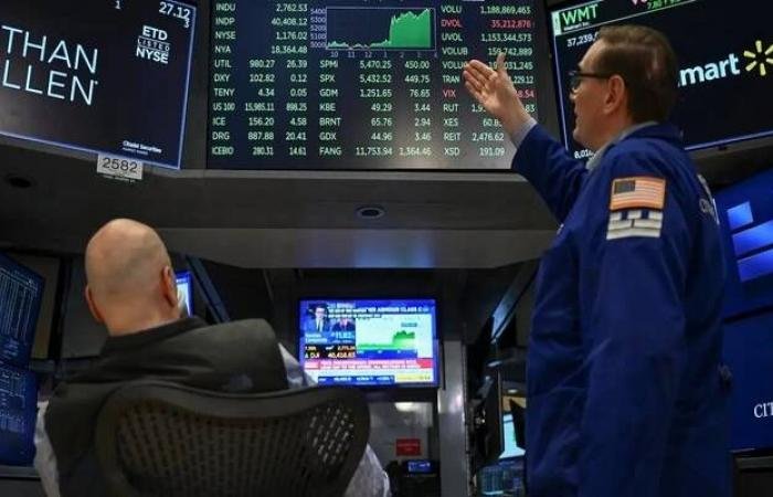"S&P 500" يبلغ مستوى قياسي مسجلاً 7,000 نقطة للمرة الأولى