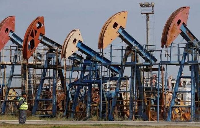 ارتفاع أسعار النفط وسط مخاوف الإمدادات وضعف الدولار الأمريكي