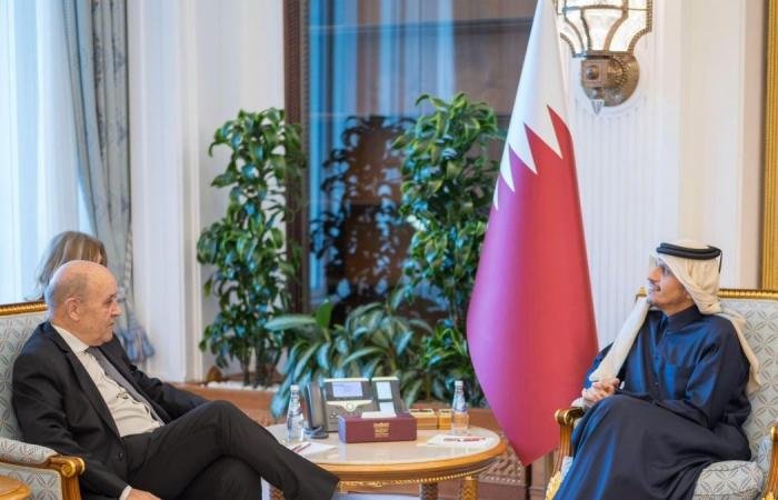 أخبار قطر | رئيس مجلس الوزراء وزير الخارجية يستقبل مبعوث الرئيس الفرنسي للبنان | عيون الجزيرة قطر