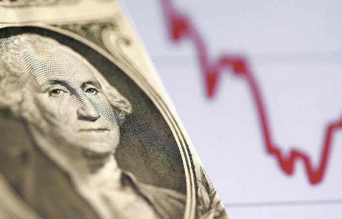 الدولار تحت الضغط.. واليورو والإسترليني عند أعلى مستوى منذ 2021