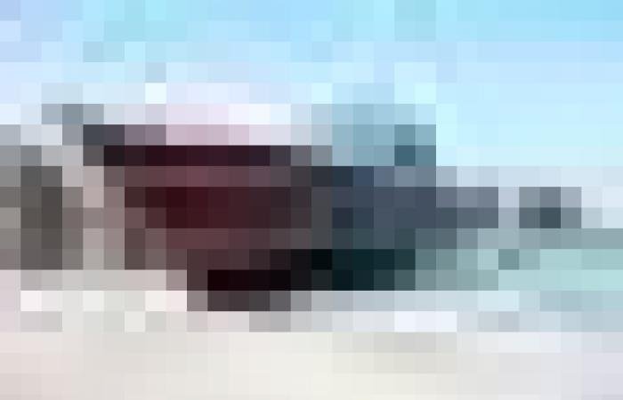 أخبار سلطنة عمان | جنوح سفينة خشبية قبالة ساحل شاطئ بصة بولاية خصب | عيون الجزيرة الاخبارية عمان