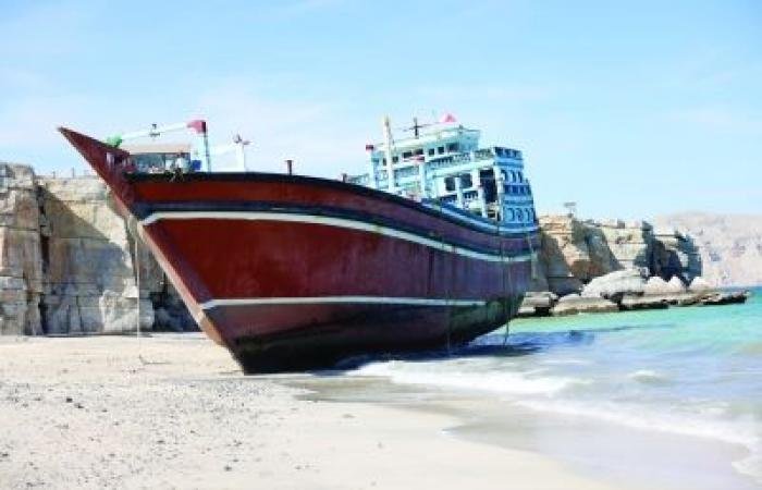 أخبار سلطنة عمان | جنوح سفينة خشبية قبالة ساحل شاطئ بصة بولاية خصب | عيون الجزيرة الاخبارية عمان