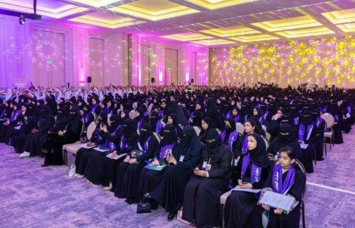 أخبار السعودية | أمير الشرقية يتوج 456 طالبا وطالبة متفوقين | عيون الجزيرة السعودية الان