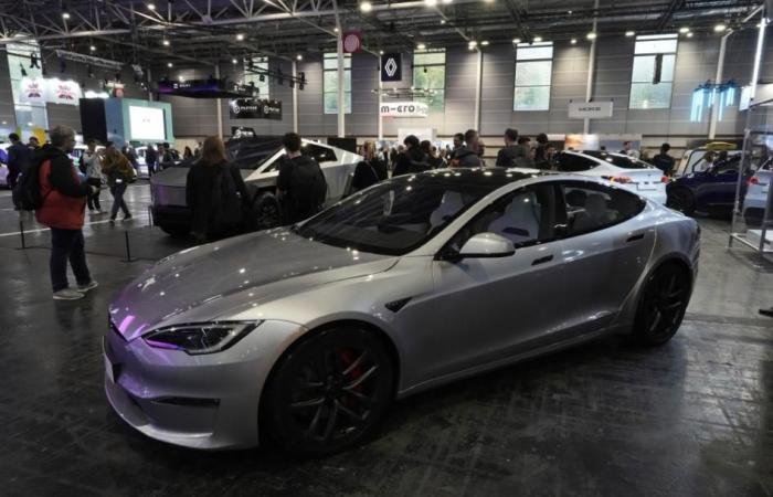 تيسلا توقف إنتاج سيارات «إكس» و«إس» وتحوّل مصنعها للروبوتات