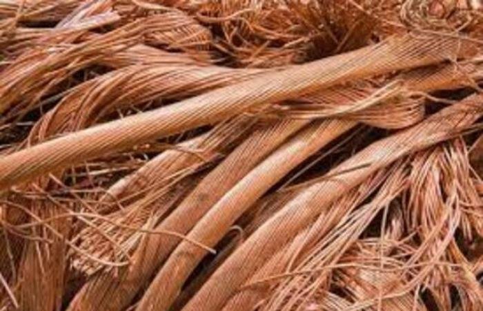 النحاس يسجل رقماً قياسياً ويتجاوز 14,000 دولار