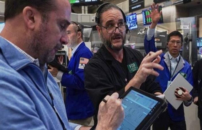 تراجع الأسهم الأمريكية بختام تعاملات الأسبوع وتتجه لتحقيق مكاسب شهرية