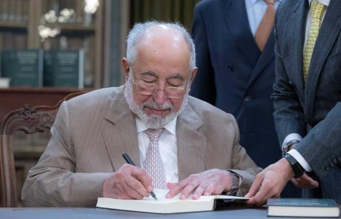 الامارات الان | حاكم الشارقة يطلق النسخة البرتغالية من إصداره «البرتغاليون في بحر عُمان» (فيديو) | عيون الجزيرة الامارات