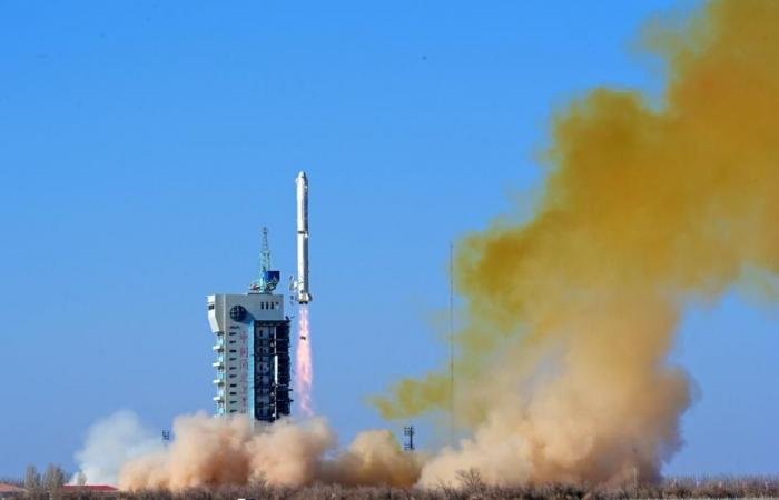 الجزائر تطلق قمرين صناعيين بالتعاون مع الصين