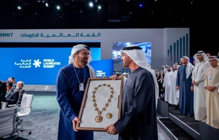 الامارات الان | محمد بن زايد يمنح محمد القرقاوي وسام الاتحاد | عيون الجزيرة الامارات