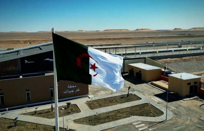 الجزائر تدشّن خط سكك حديد استراتيجي إلى منجم في الصحراء
