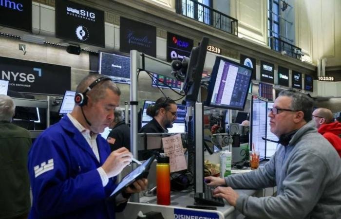 «وول ستريت» تصعد بعد انتعاش المعادن النفيسة وارتفاع «المشفرة»