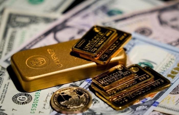 الذهب والفضة يستأنفان الهبوط التاريخي بمستهل تعاملات فبراير