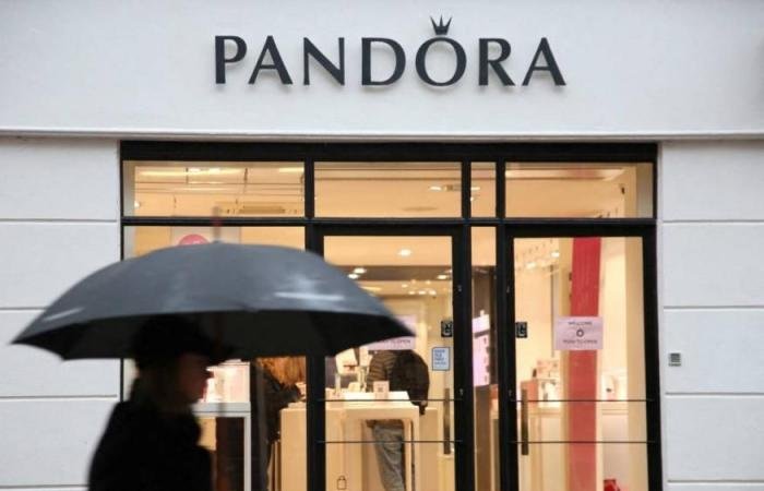 سهم «باندورا» ينزف 9% متأثراً بتقلبات أسعار الفضة
