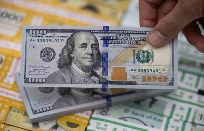 الدولار يتراجع طفيفاً في التداولات الآسيوية والروبية الهندية أبرز الرابحين